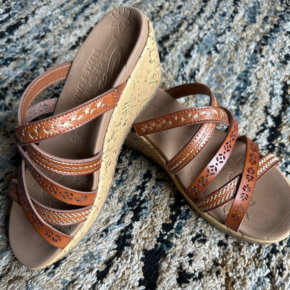 Skechers | 8 Beverlee Tiger Posse Sandals Cork Wedge Luxe Foam Luggage Brown